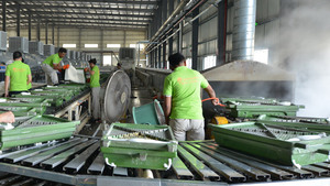 泰国工厂实景拍摄枕头生产线图