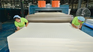 泰国工厂乳胶床垫人工修边