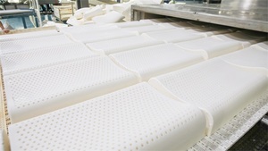 泰国工厂实景拍摄乳胶枕头生产线图